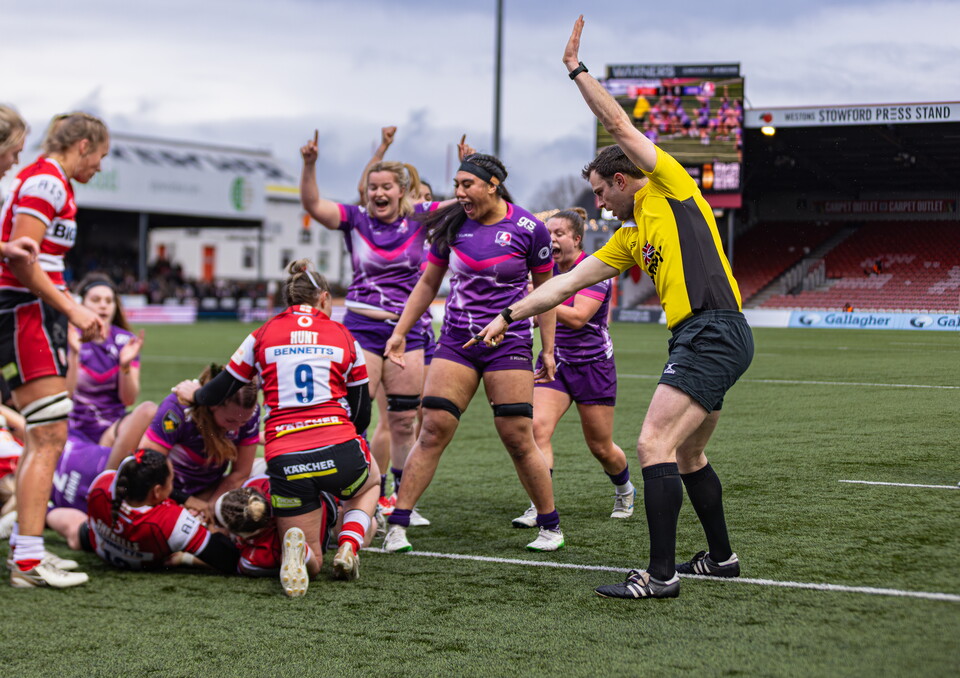 Rachel Ehrecke scores for Loughborough Lightning.