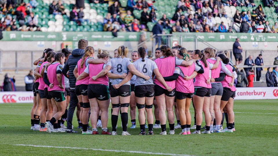 Loughborough Lightning group huddle.