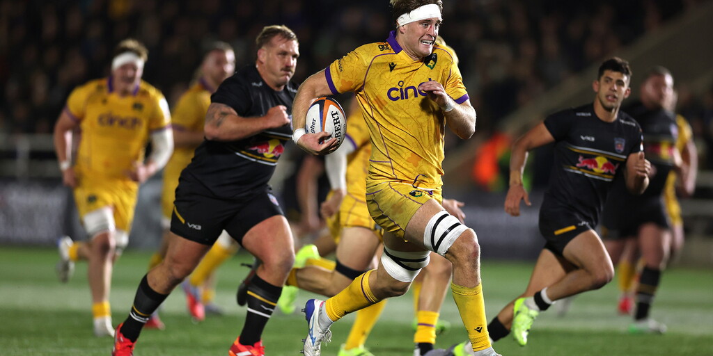 Alex Coles carrying for Northampton Saints against Exeter Chiefs