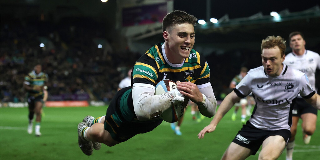 Tommy Freeman diving for Northampton Saints
